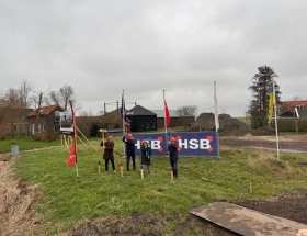 Eerste paal de grond in voor nieuwbouw Sluisstraat in Oostknollendam
